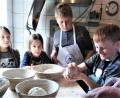 Bild: rgr
Fabienne Zoschke (von links), Lilli Hörl, Luis Ernstberger und Tim Arnold haben viel Spaß beim Brot backen.