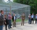 Bild: Hirsch
Geschäftsführer Stefan Jahreiß (links) führte die Besucher durch die neue Vollieren-Anlage im Tier- und Freizeitpark Höllohe.
