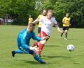 Bild: gb
Der VfB Thanhausen hat durch die 0:2-Niederlage gegen den TSV Theuern den Aufstieg in die Kreisklasse verpasst. Hier taucht der Thanhausener Angreifer Dominik Göhl vor TSV-Torwart Daniel Steinbach auf.
