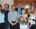 Bild: sm
Bürgermeister Ernst Schicketanz gratuliert Erna Amann zum 85. Geburtstag
