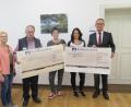 Bild: jzk
Waltraud Wagner und Andreas Steinl von der Kinderkrebshilfe Nordoberpfalz (von links) und Bürgermeister Werner Nickl (rechts) danken den Zumba-Trainerinnen Bianka Sierek-Winkler und Elena Heldrich (Dritte und Vierte von links) für die Spenden.