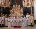 Bild: exb
Die Erstkommunionkinder der Klasse 3 a mit (von rechts) Stadtpfarrer Thomas Vogl und Pfarrvikar Markus Hochheimer und (von links) Pater John, Diakon Frater Gregor Schuller OSB, Gemeindereferentin Gertrud Hankl und der Leiterin der Grundschule, Karin Gleißner.