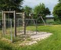Bild: e
Die Schaukel am Spielplatz in Holzhammer, die wegen des Holzschwamms morsch geworden ist, wird durch eine Stahlkonstruktion ersetzt. Dies entschied der Bauausschuss von Schnaittenbach, als er diesen und noch einen weiteren Spielplatz unter die Lupe nahm.