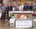 Bild: amö
Die Vorstandschaft des Frauenbundes Winklarn gestaltete den Festgottesdienst zum Jubiläum. Pfarrer Eugen Wismeth (Mitte), stellvertretende Diözesan-Vorsitzende Luise Fischer (rechts) und Bezirksvorsitzende Margit Konze (Vierte von links) würdigten den Einsatz der Mitglieder.