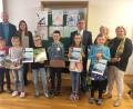 Bild: nbu
Michael Liedl, Christina Luber, Bürgermeister Norbert Bücherl, Fachlehrerin Brigitte Böhm und Rektorin Ulrike Frank (hinten von links) freuen sich mit den Nachwuchskünstlern der Josef-Voit-Grundschule.