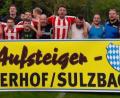 Bild: bt
So ganz unvorbereitet traf den SV Loderhof/Sulzbach der Sieg im Relegationsspiel gegen den TSV Neunkirchen nicht. „Vorsichtshalber“ hatte er ein Aufsteiger-Transparent nach Schnaittenbach mitgebracht.
