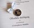 Bild: Peter Kneffel/dpa
Die "Christophorus-Medaille" ist eine staatliche Auszeichnung für die Rettung von Menschen aus Lebensgefahr.
