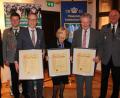 Bild: kro
Die Königlich-privilegierte Schützengesellschaft 1519 Waldsassen hat drei neue Ehrenmitglieder. Von links Ehrenschirmherr Landrat Wolfgang Lippert, Zweiter Schützenmeister Jürgen Hecht, Bernd Sommer, Felicitas Hart, Robert Treml und Schützenmeister Alfred Koch.
