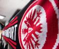 Bild: Fabian Sommer/dpa
Die Eintracht Frankfurt e.V. muss sich warm anziehen: Die International Soccer Bank (ISB) mit Sitz in Neustadt/WN reicht Klage ein. Der Grund: Der Bundesligist soll unerlaubt die Datenbank des Unternehmens angezapft haben.