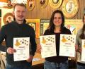 Bild: fjo
Stolz präsentieren Rudi Hirschmann, Sophie Deinl und Luisa Zeug (von links) ihre Urkunden aus der Bezirksmeisterschaft.