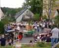 Bild: fvo
Der Jubelverein KLJB Waldthurn zieht mit etwa 70 anderen Gruppen und Vereinen durch Lennesrieth. Mitsamt Erntekrone geht es Richtung Waldthurn und zurück zum Festplatz.