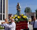 Bild: du
Das Tragen der Muttergottesstatue im Kirchenzug hat am Patroziniumstag der Pfarrei "Maria Königin" schon Tradition. Vier Kolpingmitglieder schultern wieder die Trage .
