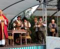 Bild: cs
Bischof Otto muss die ungehobelten Zeugen der Klostergründung mit Essen und Trinken bei Laune halten. Ganz rechts Walter Tausendpfund, der Autor des Stückes, als Erzähler.