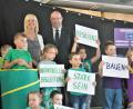 Bild: exb
Staatssekretärin Carolina Trautner mit dem Geschäftsführenden Vorstand des St. Michaels-Werk Grafenwöhr Tassilo Heimberg und Kindern der Schulvorbereitenden Einrichtung.