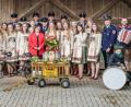 Bild: exb
Mit Fahne, Festdamen und Musik machte die Feuerwehr Dürnersdorf ihrer Festbraut Franziska Frey (mit Blumenstrauß) ihre Aufwartung.