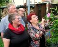 Bild: Hirsch
Petra Bergler-Fischer (rechts) führte die Besucher durch ihren Rosengarten und bewirtete sie mit Delikatessen aus Blütenblättern der Rose.