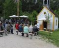 Bild: ral
Die Maiandacht an der Kapelle im Freilandmuseum stand unter der Überschrift „Maria, leuchtender Stern“.