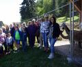 Bild: mor
Birgit Moritz (rechts) zeigt den Damen der Grafenwöhrer Frauenunion die Alpakafarm in Reinhardsrieth. Anita Stauber (Zweite von rechts) bedankt sich bei ihr für den informativen Nachmittag.