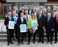 Bild: Foto Graggo
Die ostbayerischen Ausbilder erhalten in Regensburg eine Urkunde des Bayerischen Wirtschaftsministeriums. Darunter Dipl.-Ing (FH) Hans-Wolfgang Töppel aus Vohenstrauß (Sechster von links) und Friseurmeister Armin Sengenberger aus Neustadt/WN (Siebter von links).