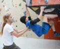 Bild: Gabi Schönberger
Nico Erhardt vom Juz Weiden hilft Alex Riedl beim Bouldern. Als "Spotter" achtet er unter anderem darauf, dass Alex nicht auf den Rücken fällt