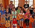 Bild: R. Kreuzer
Die Gitarrengruppe hat ihren großen Auftritt beim Vorspielabend, unterstützt von den Lehrkräften Klaus Luthar und Melanie Häckel.