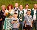 Bild: njn
Schützenmeister Alois Helgert (rechts) mit den neuen Regenten. Schützenkönig ist Sascha Helgert (Vierter von rechts), Schützenliesl Klára Hátlová (Fünfte von links) und Seniorenkönigin Lilo Schraml (Zweite von links).