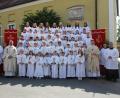 Bild: frd
33 Kinder empfingen in der Stadtpfarrkirche die Erstkommunion. Pfarrer Alfons Kaufmann (vorne, links) und Kaplan Florian Frohnhöfer (vorne, rechts) zelebrierten den Festgottesdienst.