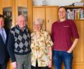 Bild: ils
Bürgermeister Gerhard Kellner gratuliert Willi Hofmann (mit Frau Ilse und Sohn Alexander, von links).