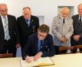 Bild: do
Zu den Höhepunkten des Festabends der Krieger- und Soldatenkameradschaft Speinshart gehörte auf Einladung des Bürgermeisters der Eintrag in das Goldene Buch der Gemeinde. Unser Bild zeigt unter anderem Bürgermeister Albert Nickl (links) und BSB-Präsidenten Richard Drexl (Dritter von links) beim Eintragen.