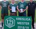 Bild: ohr
Spielgruppenleiter Ludwig Held (rechts) überreichte an Abteilungsleiter Jürgen Vetter (Zweiter von links) die Urkunde zur Meisterschaft in der Kreisliga West 2018/2019 im Beisein von Spielführer Wilhelm Frank (links) und Franz Jauernig (Zweiter von rechts).