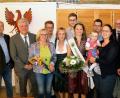 Bild: mef
Bürgermeister Günter Stich empfängt die neue Holunderkönigin Sandra Neubeck im Rathaus. Mitgebracht hat die frisch gebackene Hoheit ihre Familie sowie Vertreter des Orts- und Kreisverbandes für Obst- und Gartenbau.