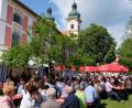 Bild: do
Das farbenprächtige Festpanorama vor den Zwillingstürmen der Klosterkirche lud am Sonntag zum Mitfeiern des Jubiläums ein.