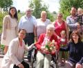 Bild: kro
Viele Glückwünsche gab es für Elfriede Mager (sitzend, Mitte) zum 90. Geburtstag. Neben der Familie gratulierten Bürgermeisterin Friederike Sonnemann (vorne links) und Pfarrerin Cornelia Kraft (vorne rechts) sowie Heimleiterin Natalja Kiel (stehend, links) und Pflegedienstleiterin Daniela Lang (stehend, rechts).