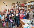Bild: jzk
Klassenlehrerin Christiane Böhm (rechts) und die Viertklässler der Kulmainer Grundschule freuen sich über die Buchgeschenke von Elke Meiler (hinten links).