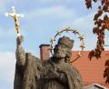Archivbild: cr
Die Nepomuk-Statue am Tirschenreuther Marktplatz trägt sogar acht Sterne.