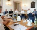 Bild: Gabi Schönberger
Sicherheitsgespräch im Landratsamt unter anderen mit Chefjurist Alfred Scheidler (von links), Landrat Andreas Meier sowie vom Präsidium Regensburg Polizeipräsident Norbert Zink sowie Polizeivizepräsident Thomas Schöniger.