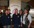 Bild: fpoz
Die Spendenübergabe mit (von links) Markus Werner, Feuerwehr-Vorsitzendem Markus Schultes, Holger Göschel, Kommandant Richard Wegmann, SV-Vorsitzendem Heribert Pickert und Desperado-Clubpräsident Bernhard Piontek.