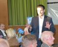 Bild: exb
Marktrat und CSU Bürgermeisterkandidaten Sebastian Hartl informiert bei der Versammlung des CSU-Ortsvereins.