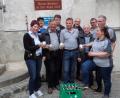 Bild: pko
Schirmherrin Margit Reichl (links) und Vorsitzender Johann Schmid (Dritter von links) testeten das Festbier.