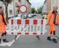 Bild: Gabi Schönberger
Martin Binner und Michael Nordgauer vom städtischen Bauhof bereiten die Straßensperrungen für den Nofi-Lauf am 29. Mai vor.