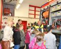 Bild: es
Thomas Haberl (Mitte) weckte mit seinen Erklärungen über das "Innenleben" des großen Feuerwehrautos bei den Tännesberger Schülern großes Interesse, rechts Klassenlehrerin Karin Uhl, links Reinhard Lang.