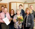 Bild: njn
Goldene Hochzeit feiern Georg und Elisabeth Panzer (zweiter und vierte von links). Dem Ehepaar gratulierte dritte Bürgermeisterin Sonja Heindl (zweite von rechts). Mit auf dem Bild (von links) Schwiegertochter Michaela mit Ehemann Markus, Tochter Michaela, Enkel Martin und Sohn Tobias.