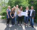 Bild: sne
Die Mädels von SV Grafenwöhr Tanzen um Tina Neuber (Dritte von rechts) freuten sich eine 1800-Euro-Spende, die ihnen Angela Schecklmann-Braunreuther (Zweite von rechts.) und Karl Schecklmann von der Zürich Versicherung überreichen.