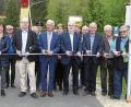 Bild: öt
Zahlreiche Ehrengäste inklusive Baudirektor Berthold Schneider (vorne, Dritter von links) und Bürgermeister Peter König (Vierter von links) durchschnitten das obligatorische Band und gaben mit diesem symbolischen Akt den Weg nach Schwarzenreuth frei.