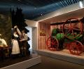 Bild: Hanna Gibbs
Tracht und Traktoren gehören zur Geschichte Bayerns und damit ins Bayern-Museum.