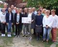 Bild: exb
Bettina Schottenheim und Petra Stahl, Organisatorinnen der „Typisierungsaktion Moritz“, nahmen den Scheck von Personalleiter Markus Block entgegen.
