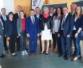 Bild: Bühner
Alle sind zusammengekommen, um das neue Bundesprogramm Jobstarter plus zu präsentieren, darunter für die HWK Niederbayern-Oberpfalz Bereichsleiter Andreas Keller (Dritter von links), IHK-Gremiumsgeschäftsführer Florian Rieder (Zehnter von links), VHS-Geschäftsführer Stefan Frischholz (Achter von links) und Bürgermeister Jens Meyer (Siebter von links).