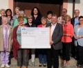 Bild: do
Unser Bild zeigt die Übergabe des symbolischen Spendenchecks in Höhe von 830 Euro durch die Chormitglieder an Pfarrer Adrian Kugler und Kirchenpfleger Robert Biersack.