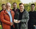 Bild: fsa
Bei strahlendem Sonnenschein übergab Maximilian Wagner von der JU Neusorg (vorne, rechts) 300 Euro an Herbert Putzer (links) von der Kinderkrebshilfe.