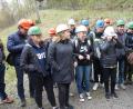 Bild: Tanja Fichtner
Sicher ist sicher. Mit einem Bauarbeiterhelm auf dem Kopf erkunden die Schüler die Bergbaustollen in Jáchymov, in denen früher Häftlinge Zwangsarbeit leisten müssen.